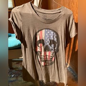 Freeze gray American flag skull top